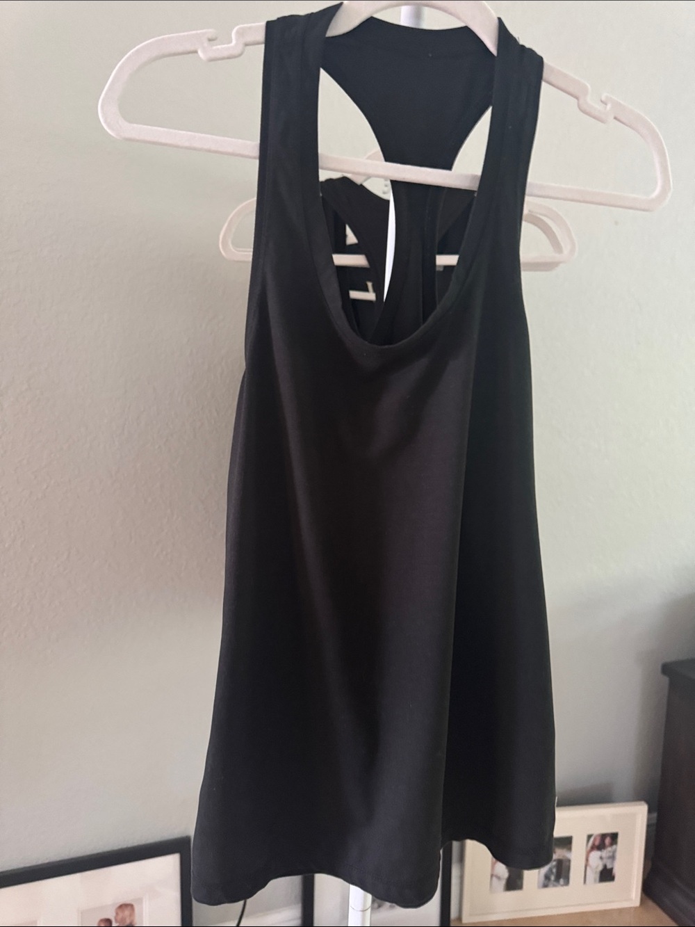 Vuori Black Strappy Racerback Tank size small